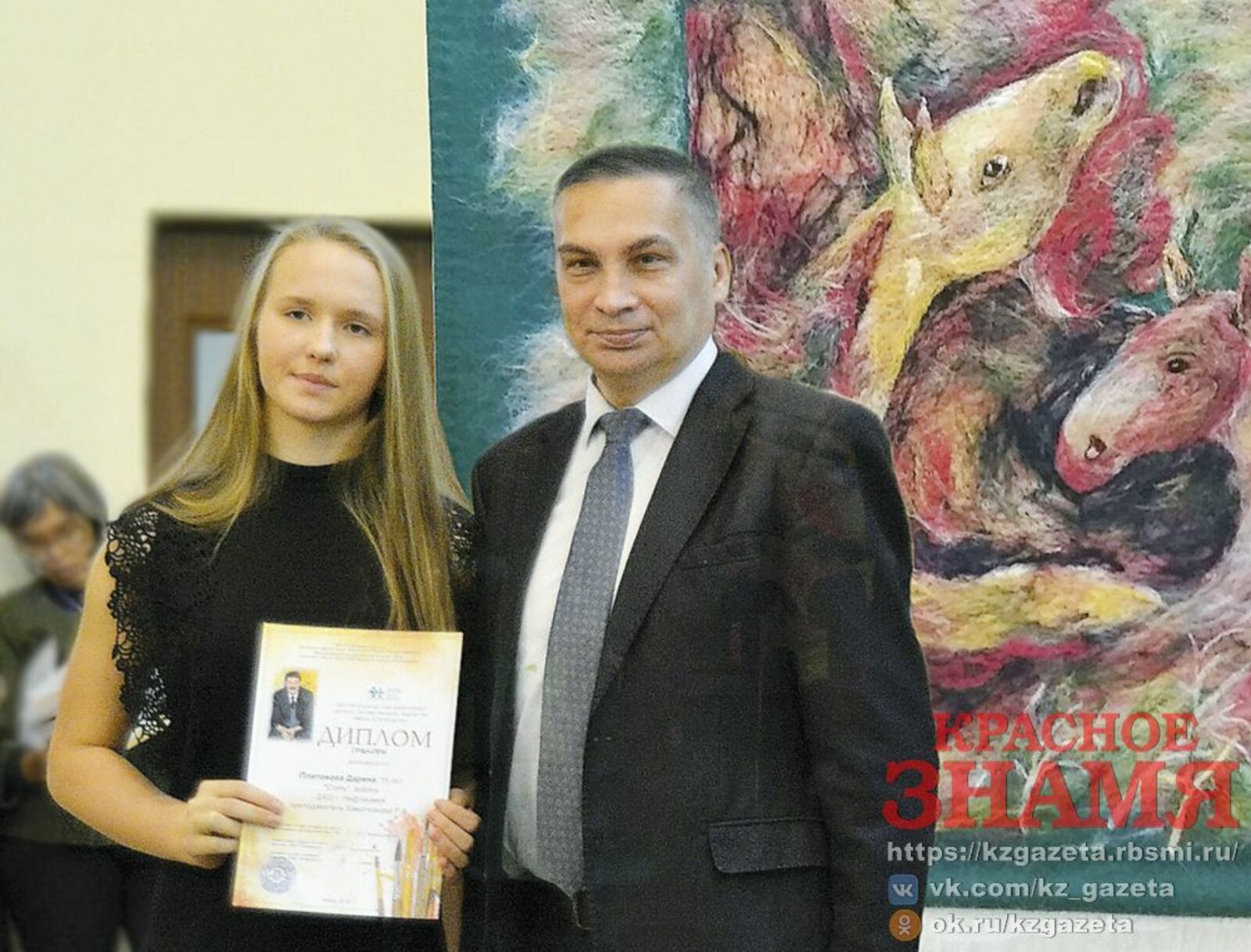 Начальник отдела культуры Ильмир Ялалов лично вручил награду победителю конкурса Дарине Платоновой.
