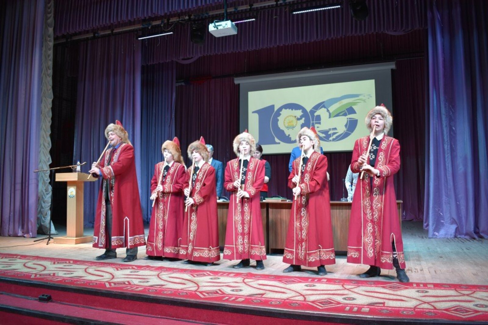 Отчетно-выборная конференция началась  с мелодии  «Урал» в исполнении ансамбля кураистов.