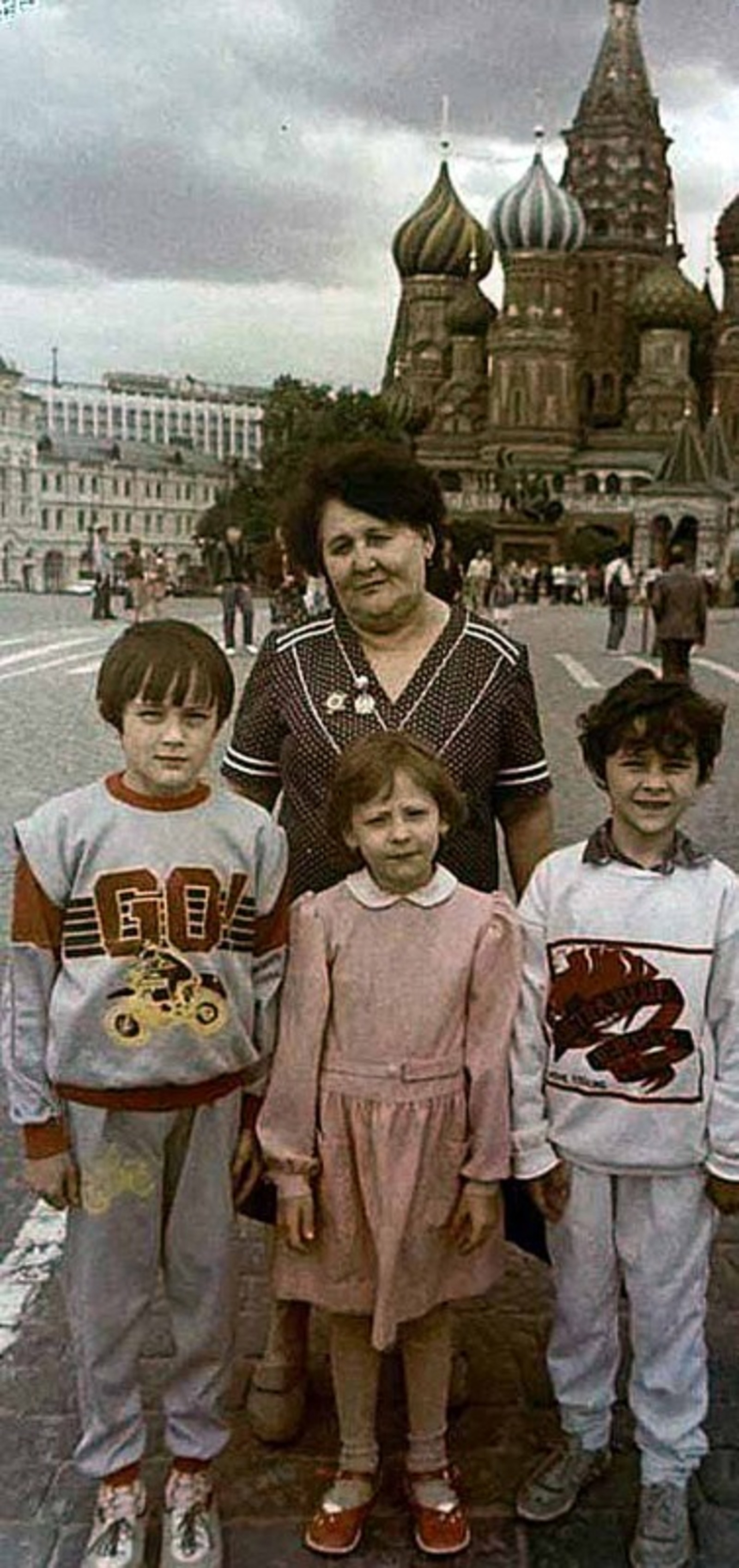 из семейного архива Вилена Жановна Сайфуллина со своими московскими внуками — Равилем, Тамилой и Ильдаром. 1988 год.