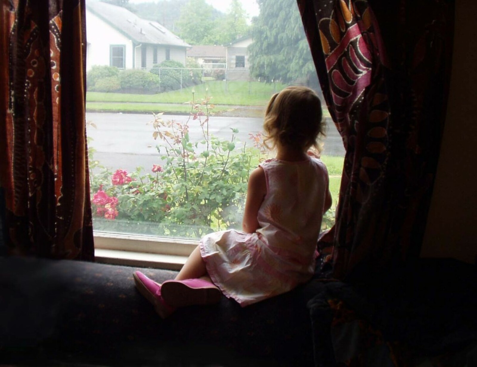 I looked out of the window. Девочка у окна. Маленькая девочка у окна. Ребенок у окна. Маленькая девочка сидит на подоконнике.