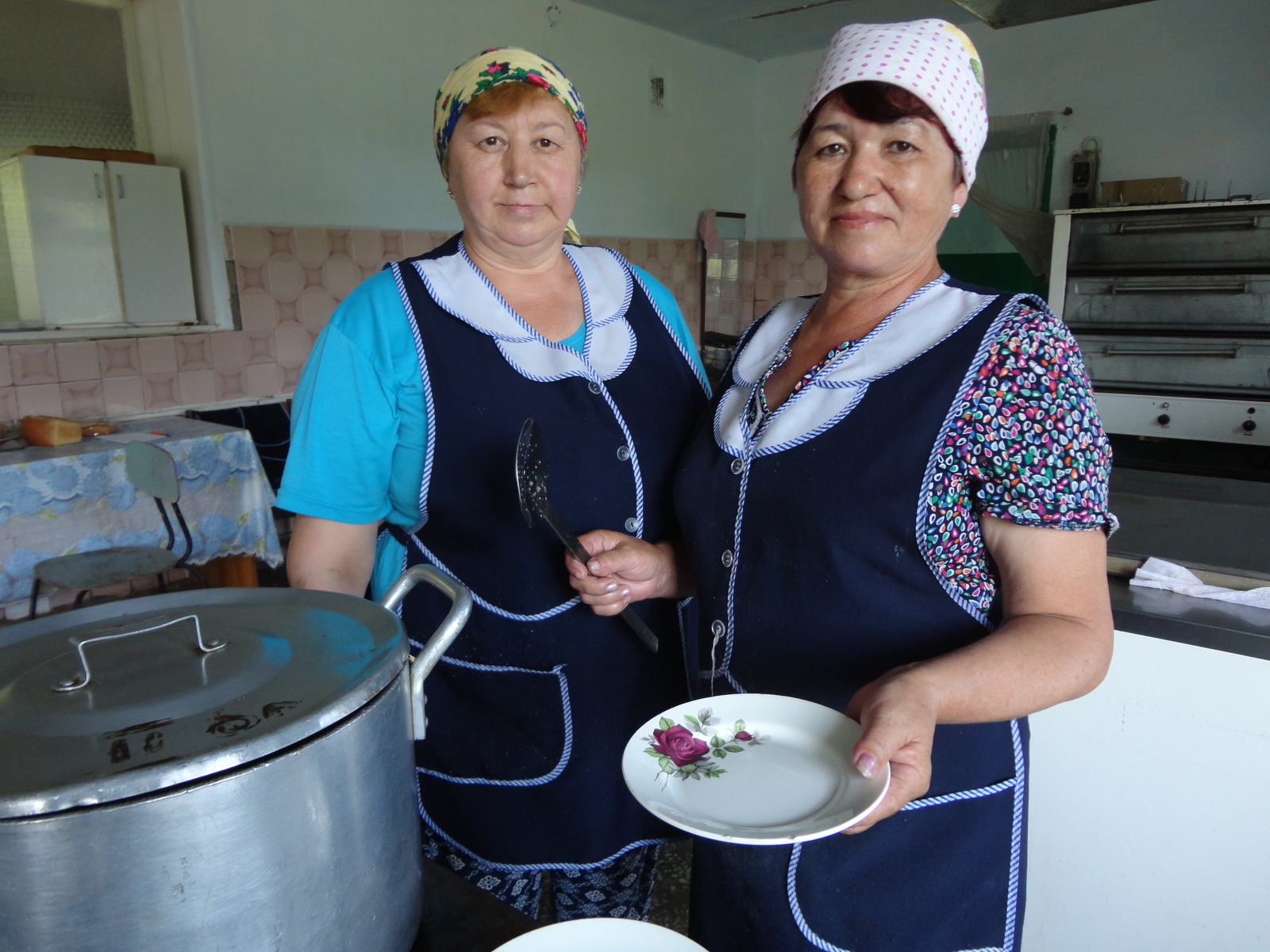Заведующая столовой агрохозяйства «Чишма» Нурания Фаткуллина и ее помощница Гульчира Шафикова
