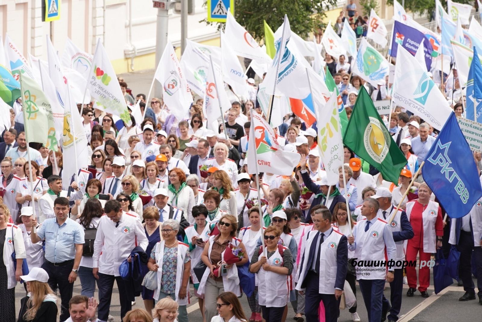 В столице Башкирии парадом прошли медицинские работники