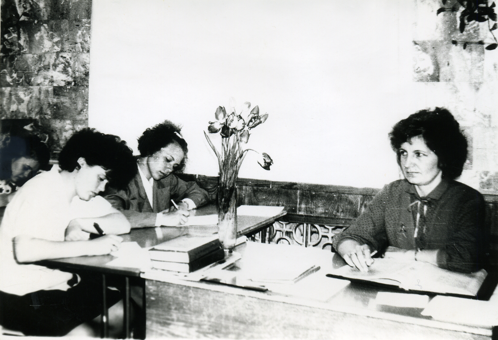 Тамара Степановна ведёт экзамен по детской литературе на 3 курсе отделения «Дошкольное образование», 1989 год.
