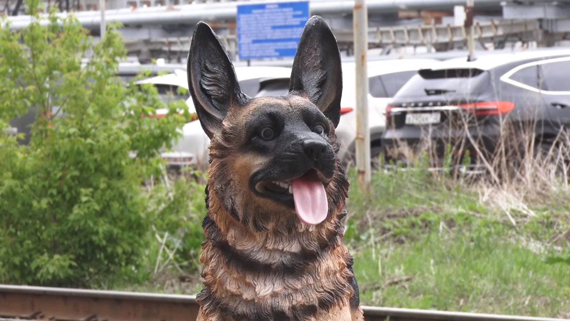 На одном из предприятий Салавата появилась новая инсталляция — пёс Мухтар и пограничный столб