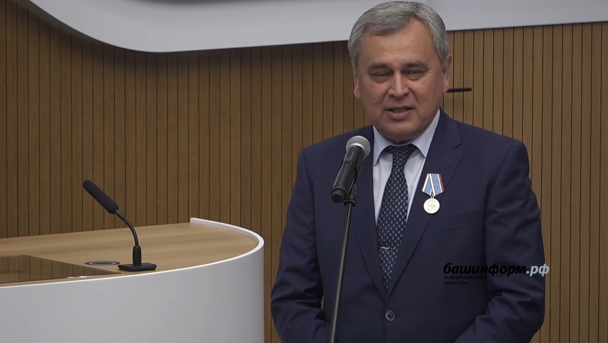 Хайдар Валеев получил медаль в честь юбилея воссоединения Крыма с Россией