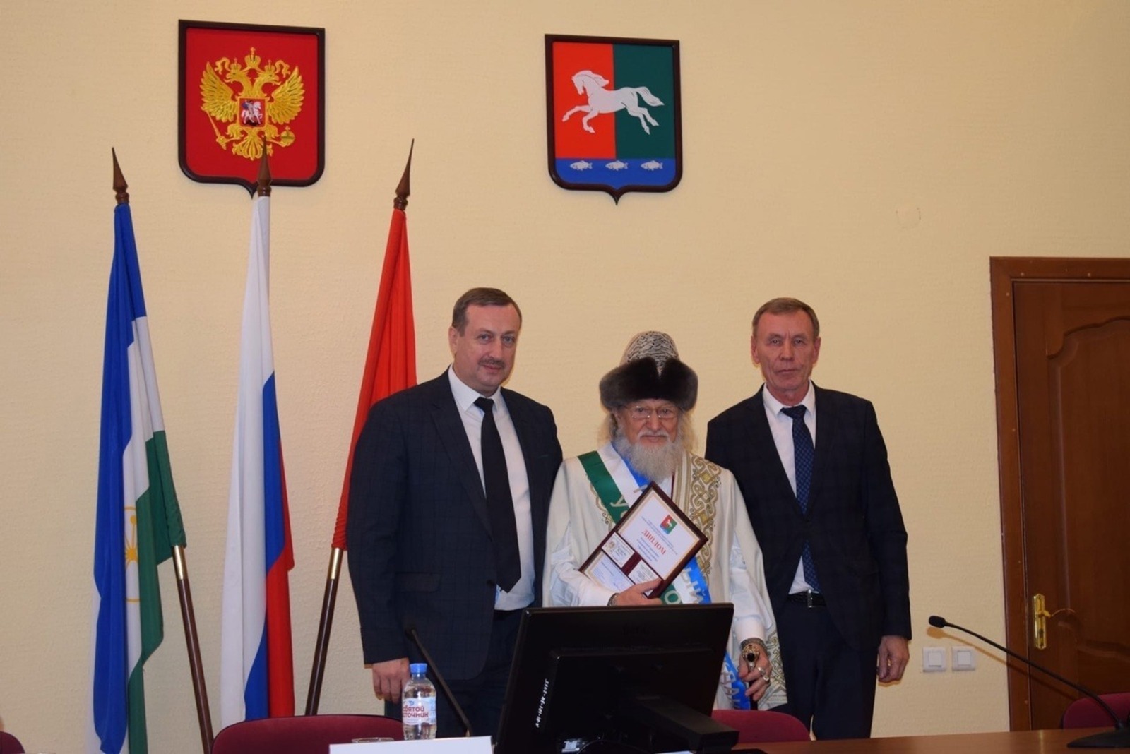 Вилорий Угаровтың «Бәйләнештәге» сәхифәһе
