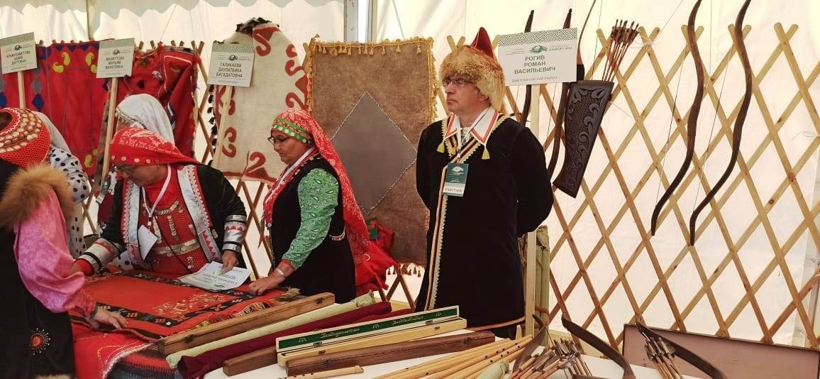 На фестивале Башкирская лошадь второй день работает выставка народно-прикладных промыслов