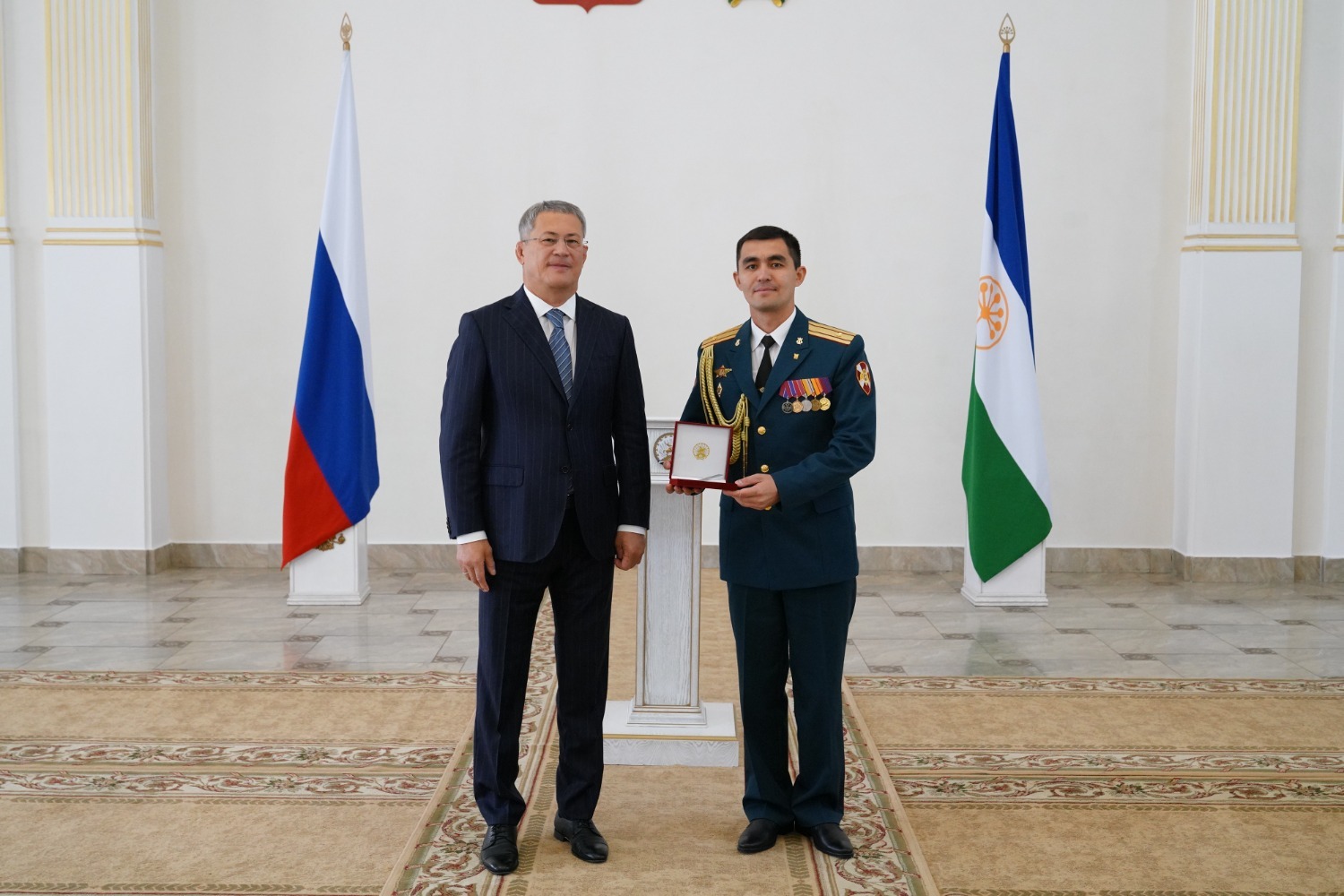 Радий Хабиров вручает звание Арслану Рыскулову