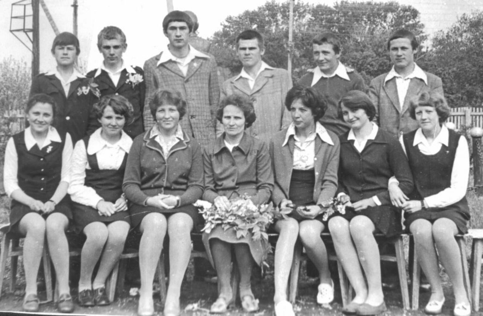 А.И. Денисенко со своими десятиклассниками - выпускниками 1978 года. (фото из семейного архива).