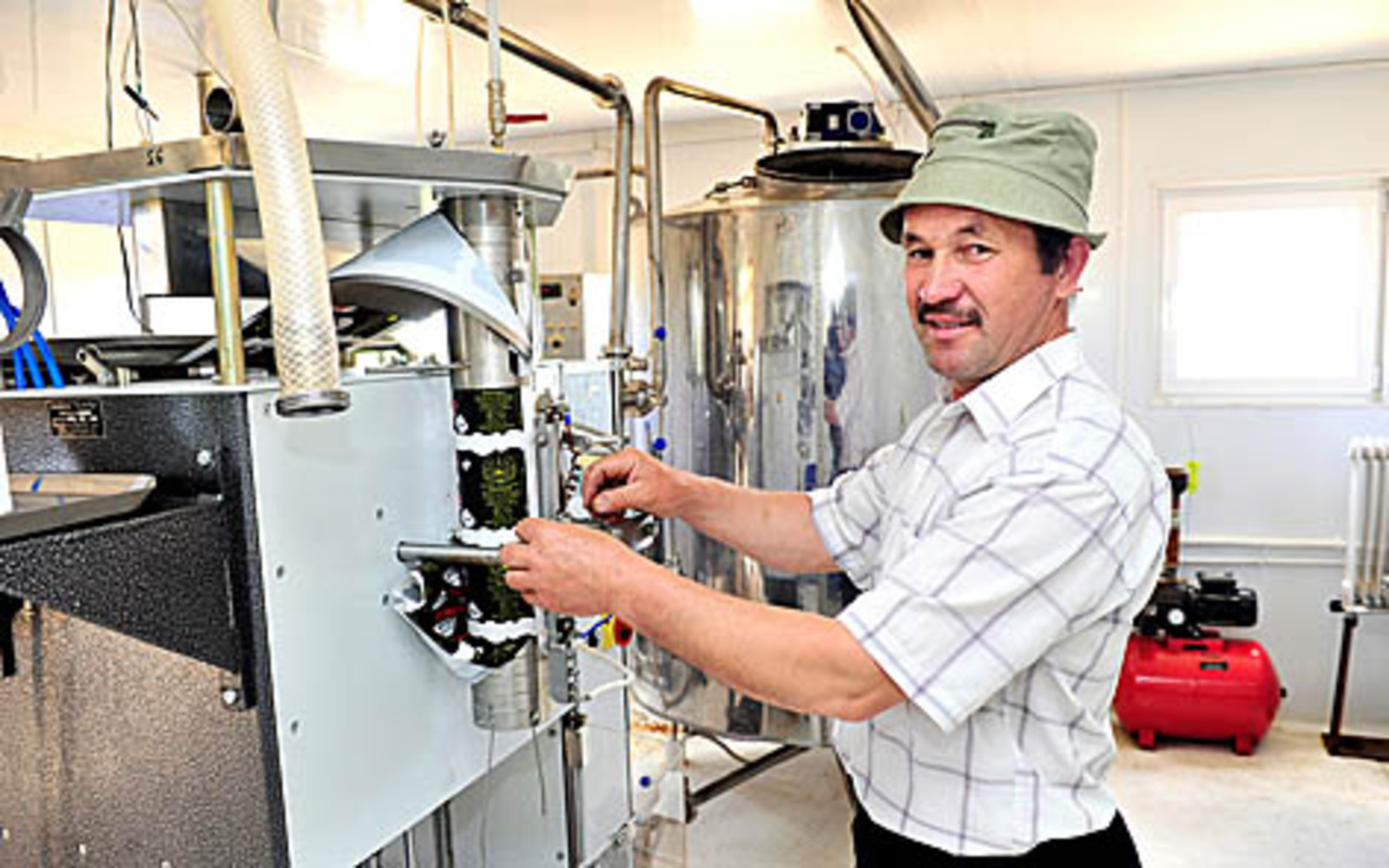 Оператор цеха по переработке молока Раис Камалов.