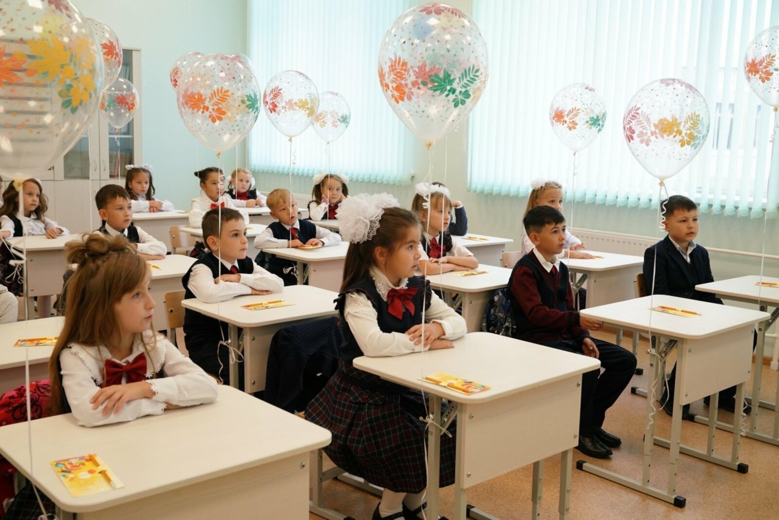 Минпросвещения России запретило школьникам использовать на уроках мобильные телефоны