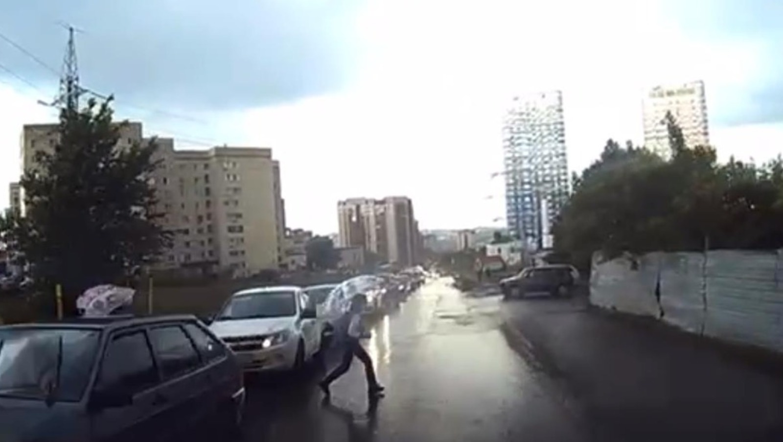 стоп-кадр видео от ОГИБДД по Уфе  ДТП на улице Новогорной