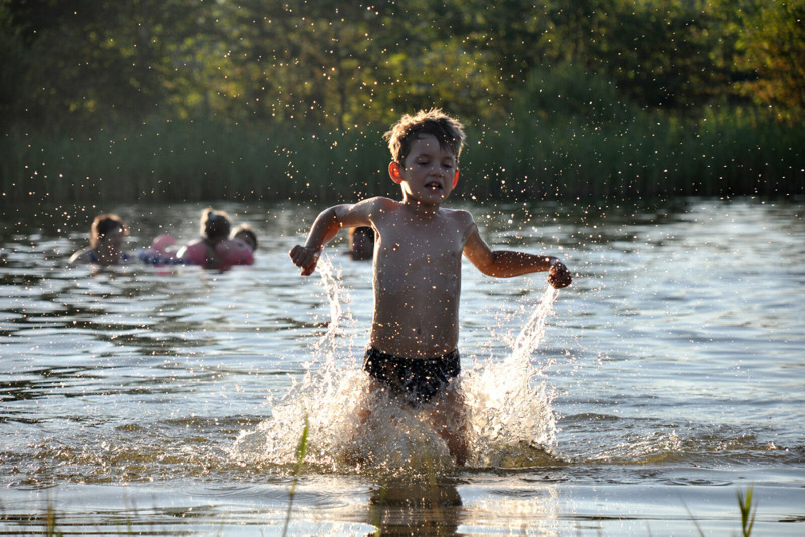 Дети купаются в озере. Лето купание. Маечик. Купаеча. Вречки. Маечик купаеча в речке. Купаемся на речке.