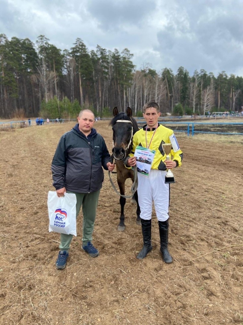 Секрет неизменных побед Романа Фонарёва (справа) — любовь к лошадям.
