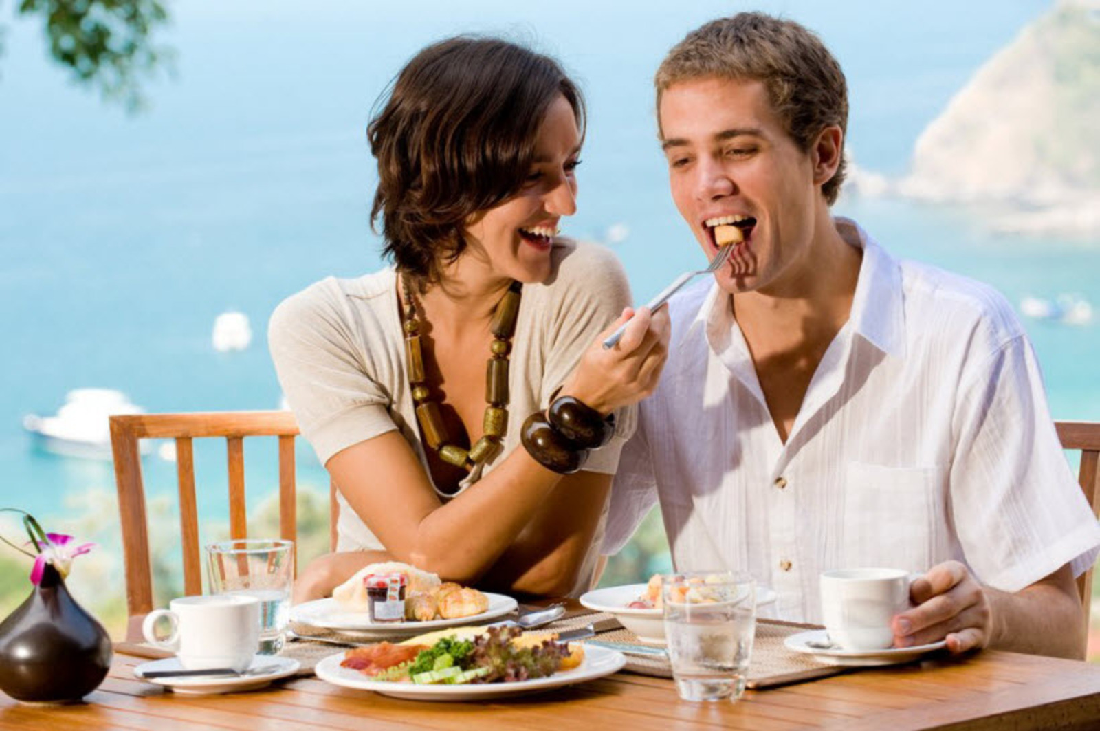 Обед влюбленных. Мужчина и женщина завтракают. Мужчина и женщина обедают. Мужчина и женщина ужинают. Мужчина и женщина обедают в кафе.