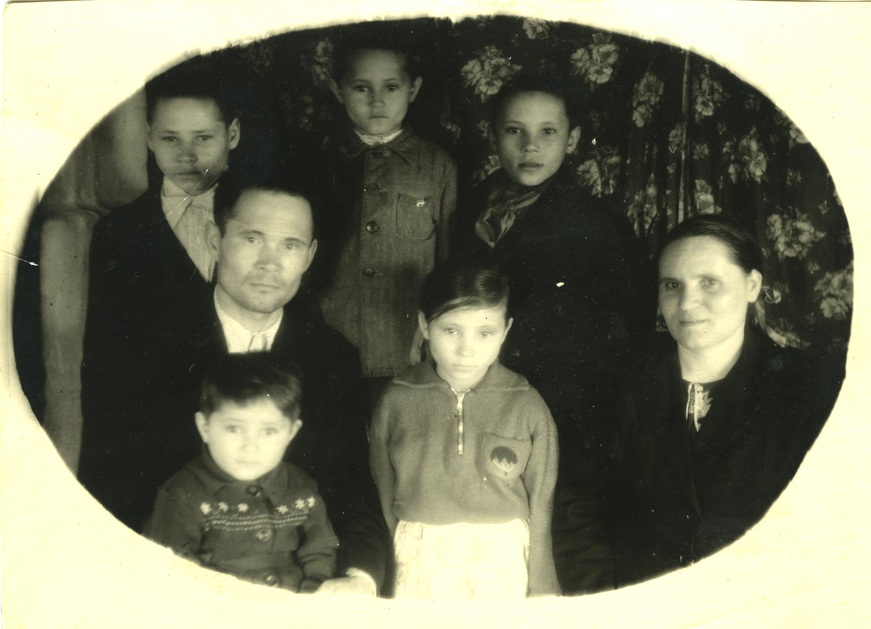 Фаниль (стоит крайний справа) с родителями,  братьями и сестрами. 1957 г.