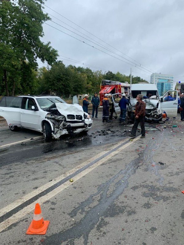 В Уфе столкнулись иномарка и грузовой фургон, пострадали четыре человека
