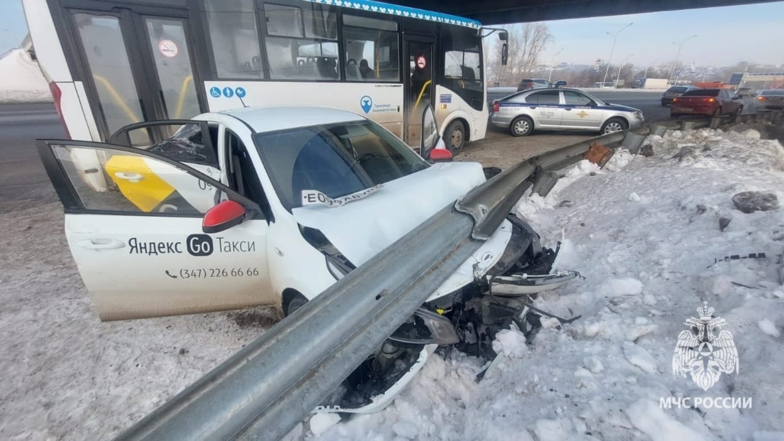 В Уфе столкнулись пассажирский автобус и две легковушки: пострадал один человек