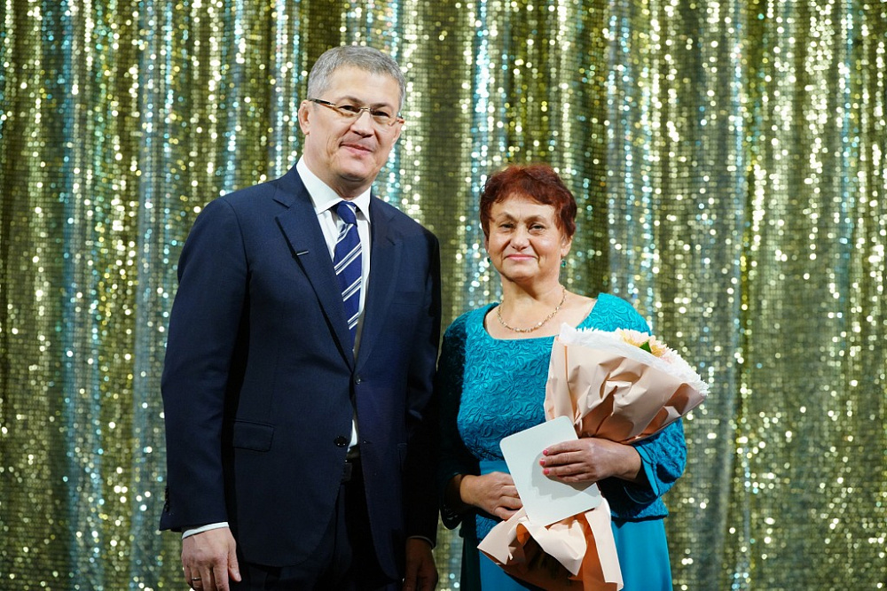 Радий Хабиров поздравил жителей Башкирии с Днём матери