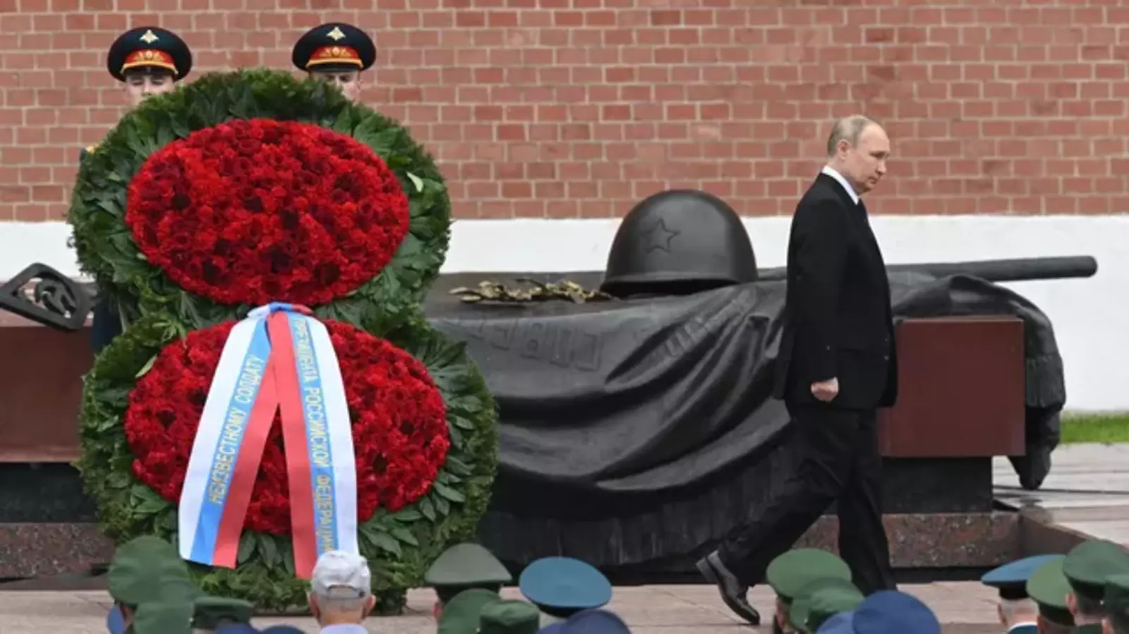 Путин возложил цветы к Могиле Неизвестного солдата в Москве