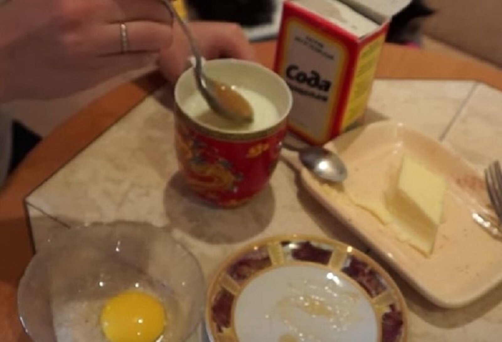 Молоко мед масло сливочное рецепт. Молоко с желтком и медом от кашля. Молоко сода мед яйцо от кашля. От кашля молоко с содой медом и маслом яйцом. Молоко с яйцом от кашля.