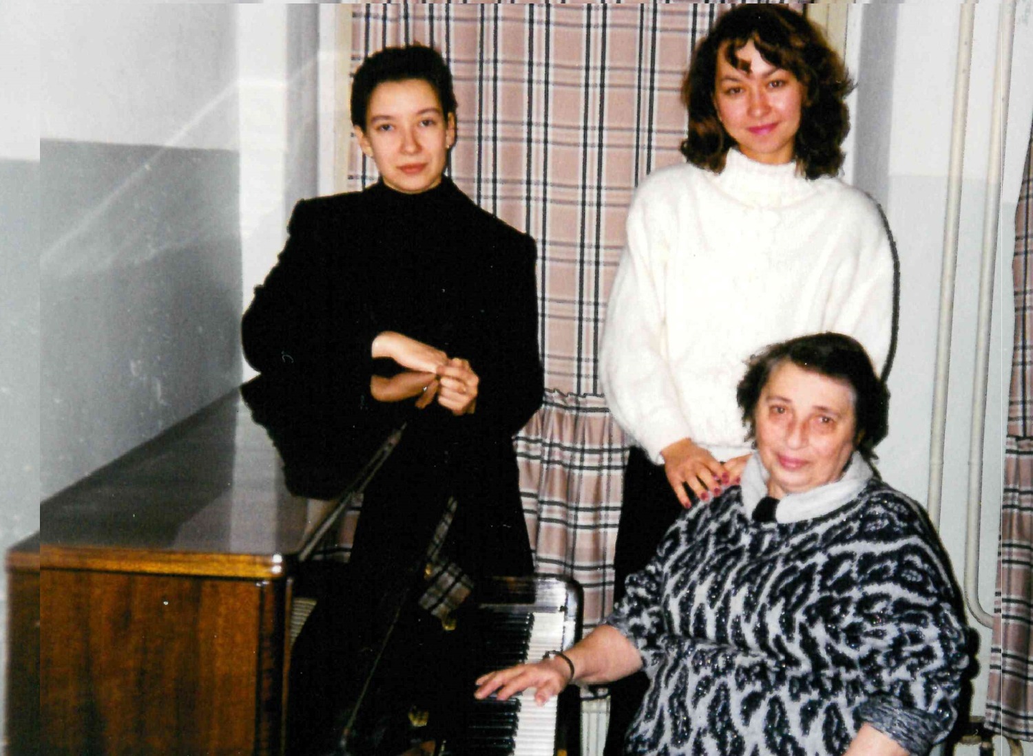 С Норой Аркадьевной Спектор и студенткой Диной Тухватуллиной, 1999 год