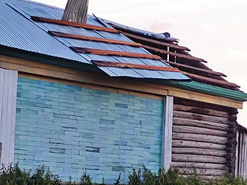 В Башкирии в Мечетлинском районе сильный ветер сорвал крыши домов и повалил деревья