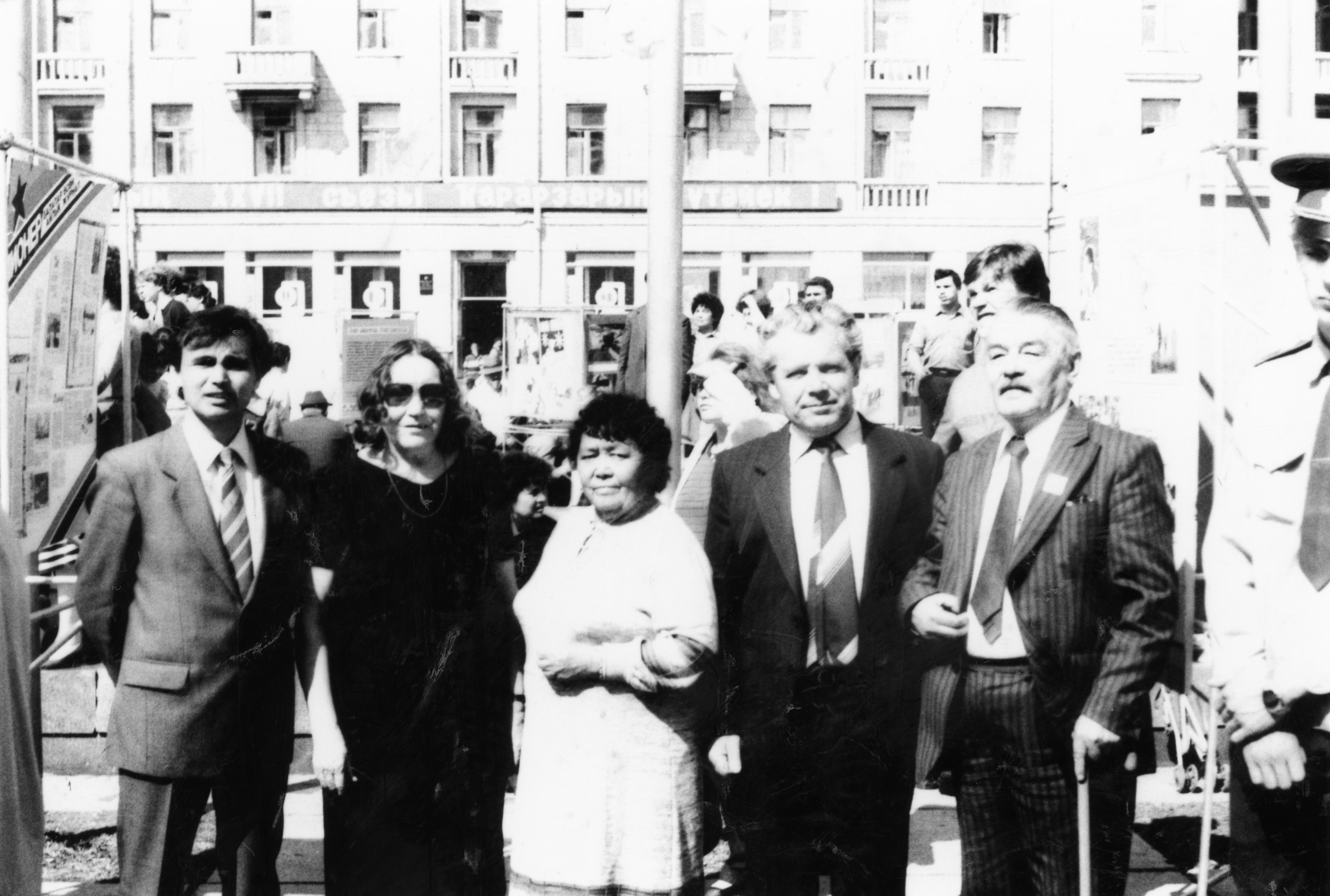 С Кадимом Аралбаевым, Зайнаб Биишевой, Вилем Максютовым  и Хакимом Гиляжевым. Уфа, 7 мая 1987 г.