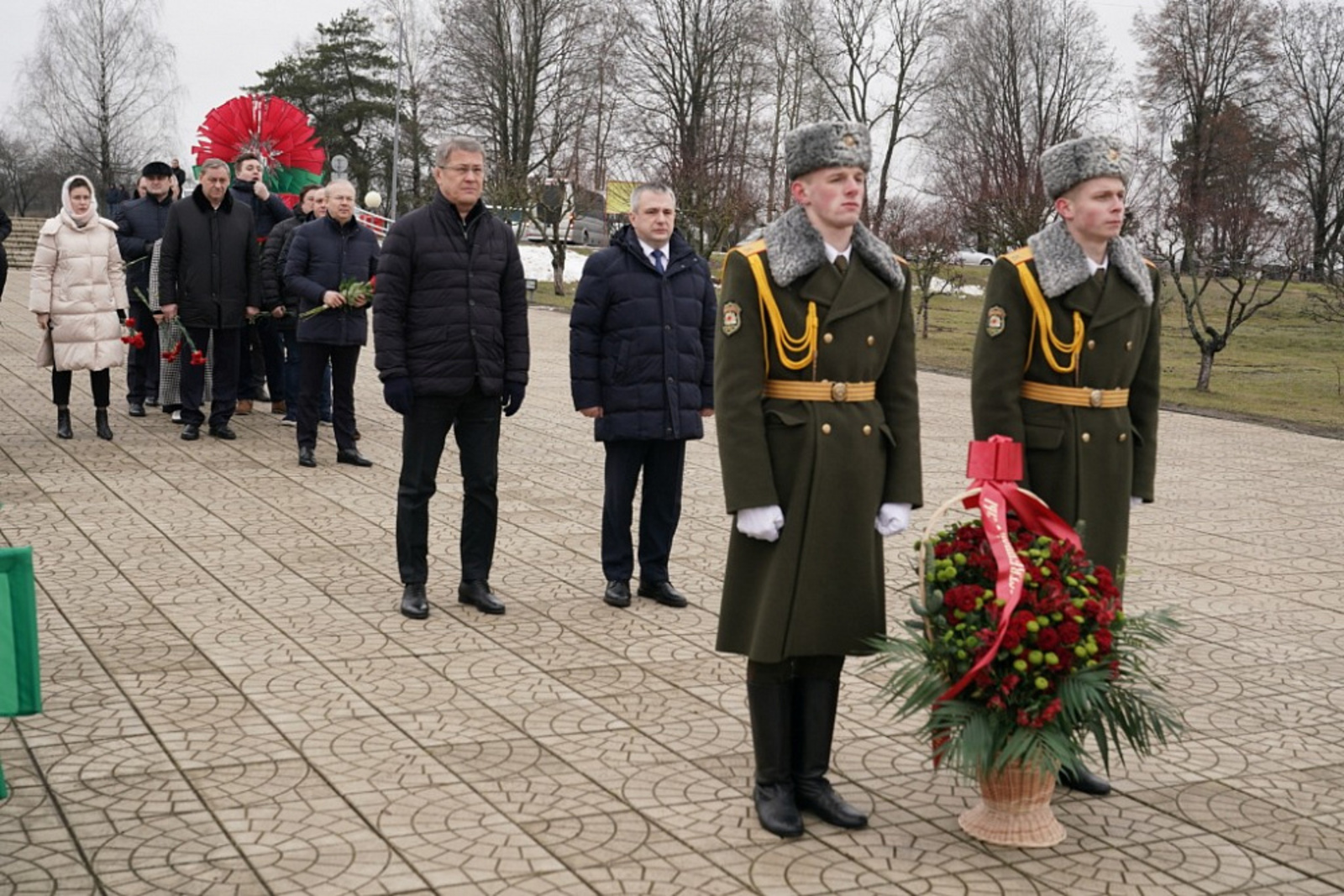 Радий Хабиров возложил цветы к мемориалу детям – жертвам Великой Отечественной войны в Гомельской области