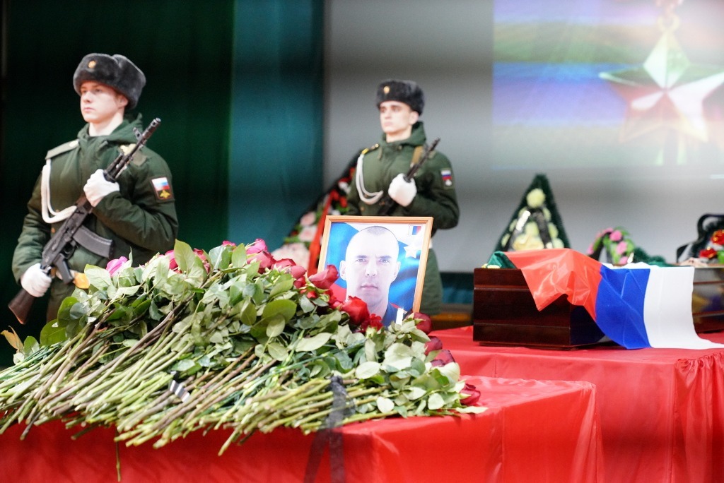 Радий Хабиров передал орден генерала Шаймуратова семье погибшего Героя России Алмаза Сафина