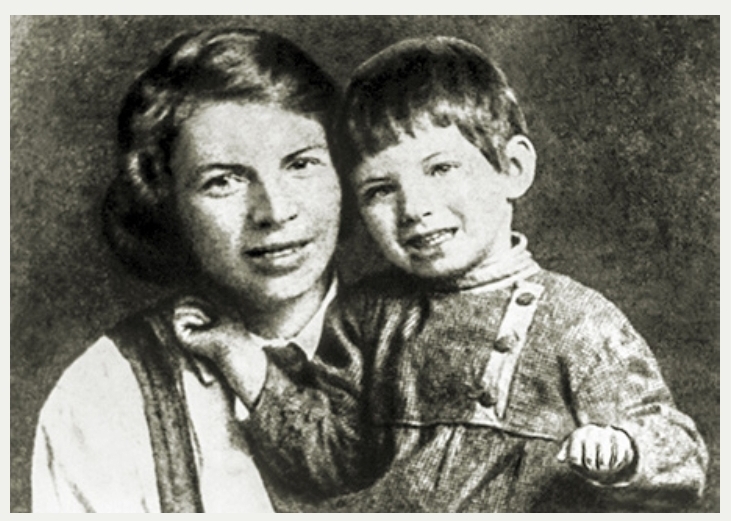 Наташа с матерью. Уфа, 1925 г.
