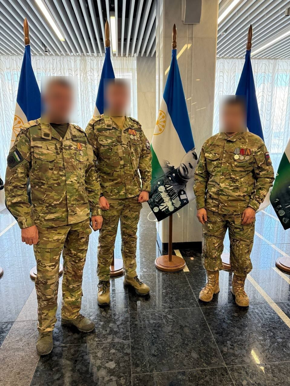 Мара (крайний слева) с сослуживцами