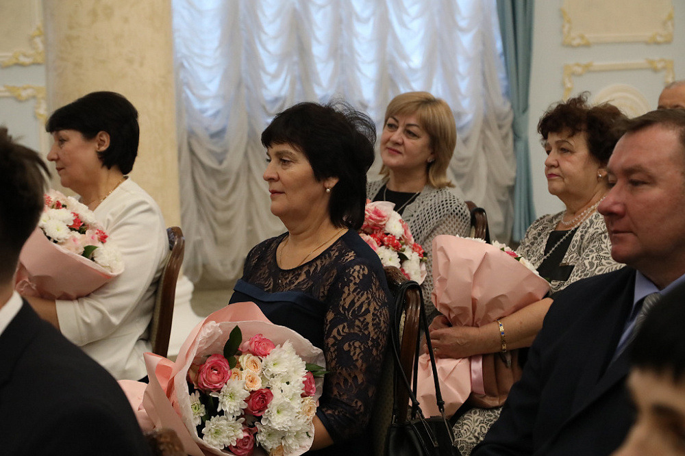 Глава Башкирии вручил награды работникам промышленного комплекса региона
