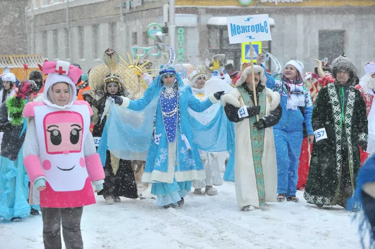 По улицам Уфы прошёл новогодний карнавал