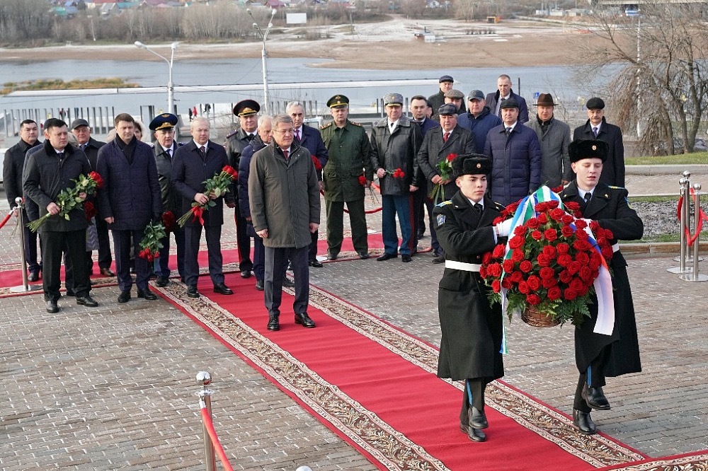 Глава Башкортостана Радий Хабиров возложил цветы к монументу Дружбы в Уфе