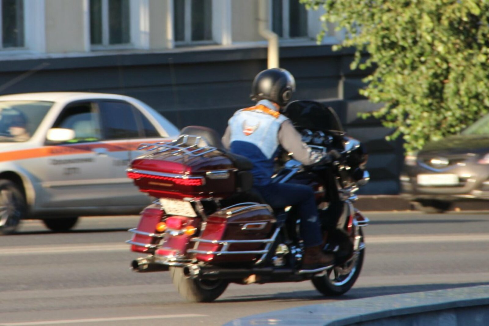 автор