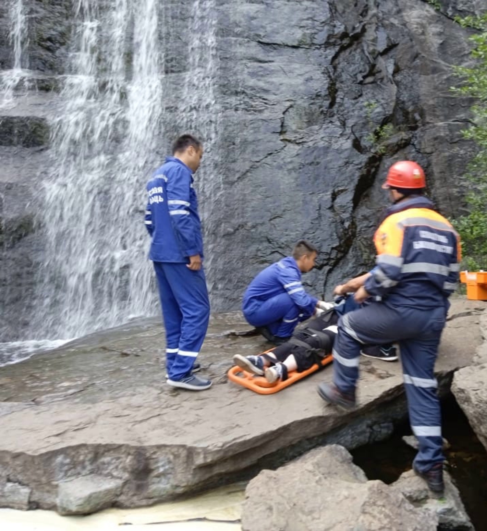 Сибайские спасатели организовали эвакуацию пострадавшей с вершины водопада