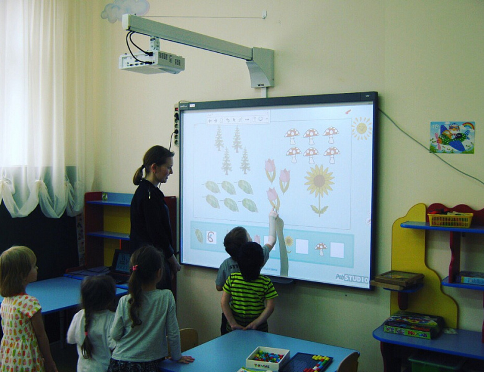 Инновационные уроки в школе. Интерактивная доска Проптимакс. Интерактивная доска в детском саду. Интерактивная доска в ДОУ. Мультимедийный проектор в детском саду.