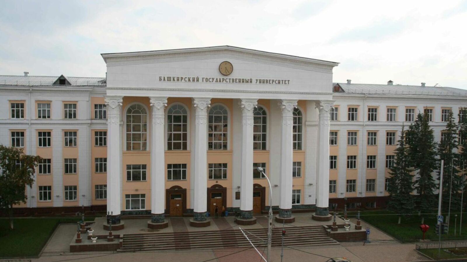 Олег Яровиков