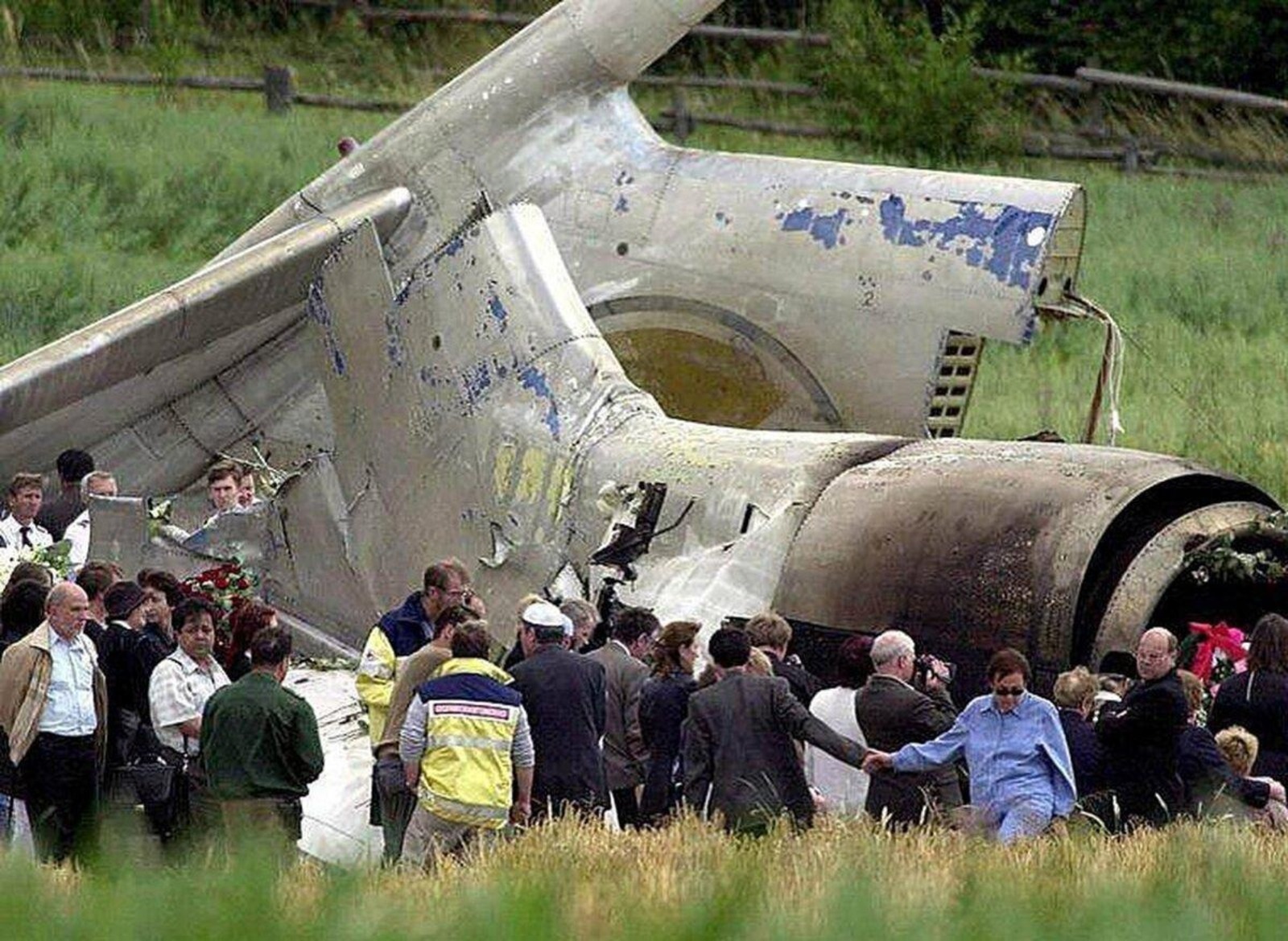 Самолет разбился с ребенком. Катастрофа ту-154 над Боденским озером. 2002 Катастрофа самолета над Боденским озером. Катастрофа над Боденским озером. 1 Июля 2002 года. Авиакатастрофа 2002 башкирские авиалинии.