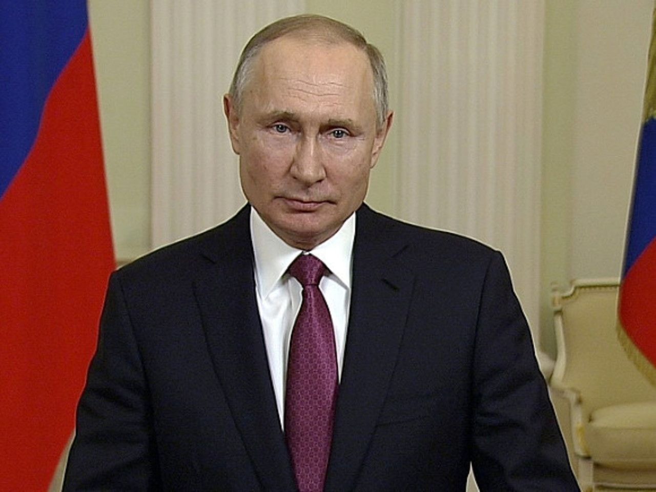 Президент Владимир Путин поручил правительству разработать новые предложения по повышению МРОТ