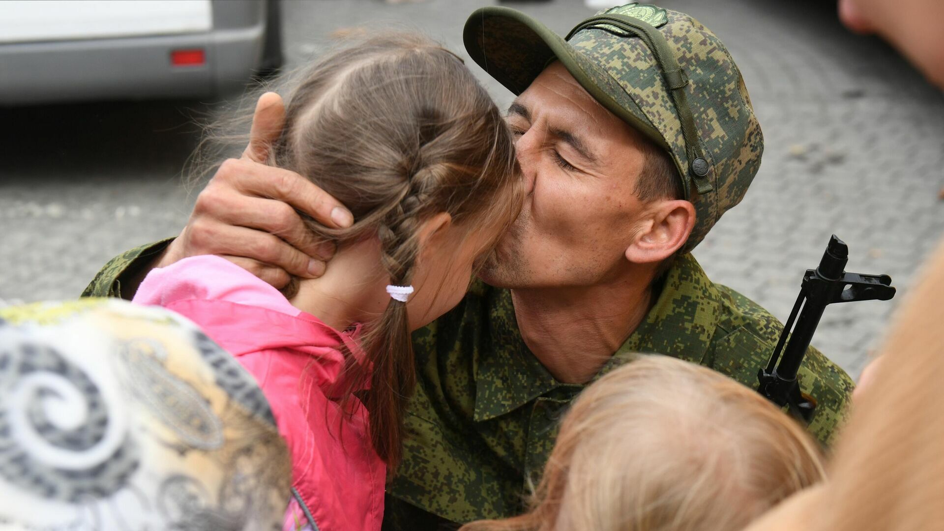 Муж вернулся с сво. Семья военного. Военный с ребенком. Семья военнослужащего. Российский военный с ребенком.