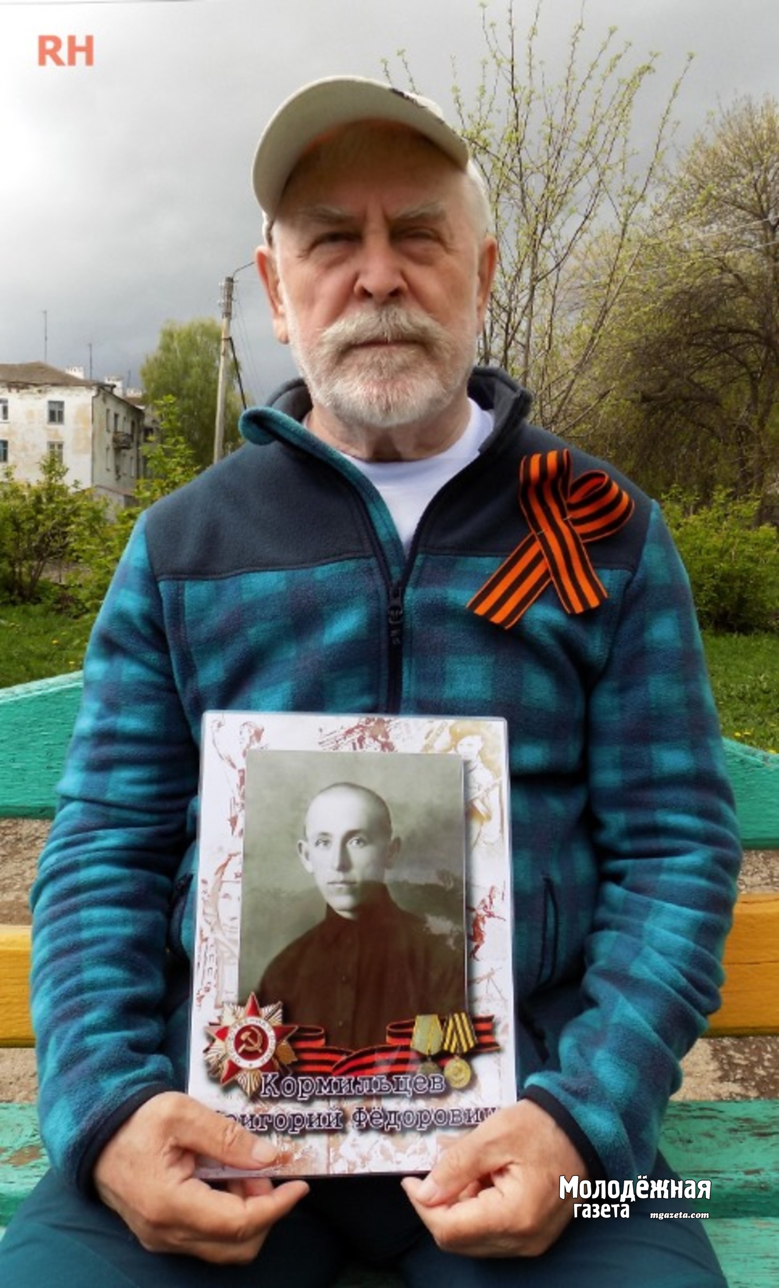 Юрий Кормильцев с портретом отца Григория Федоровича Кормильцева.