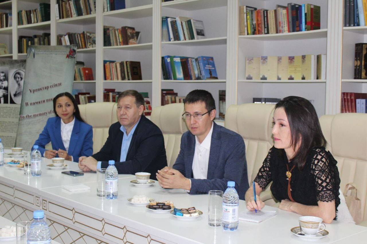 Члены исследовательской группы. Справа налево:  Г.Булякова, И.Буляков, А.Салихов, З.Абубакирова.