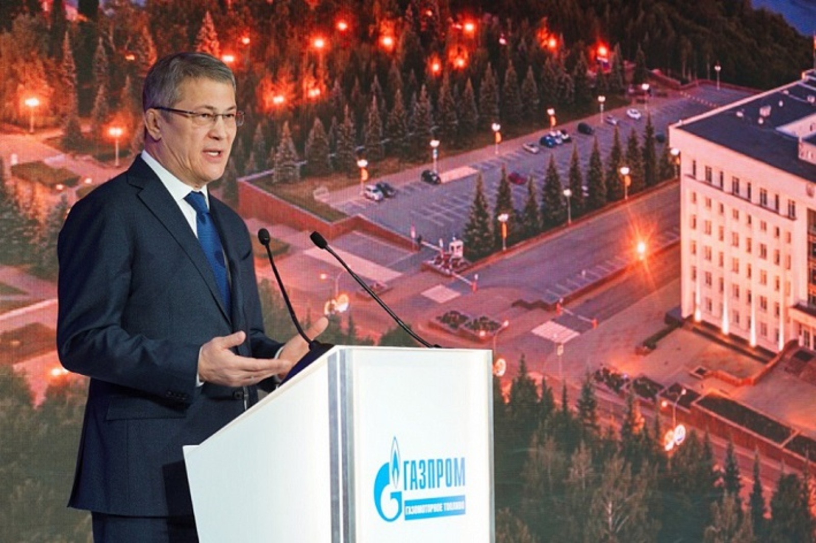 Радий Хабиров поздравил компанию «Газпром газомоторное топливо» с юбилеем