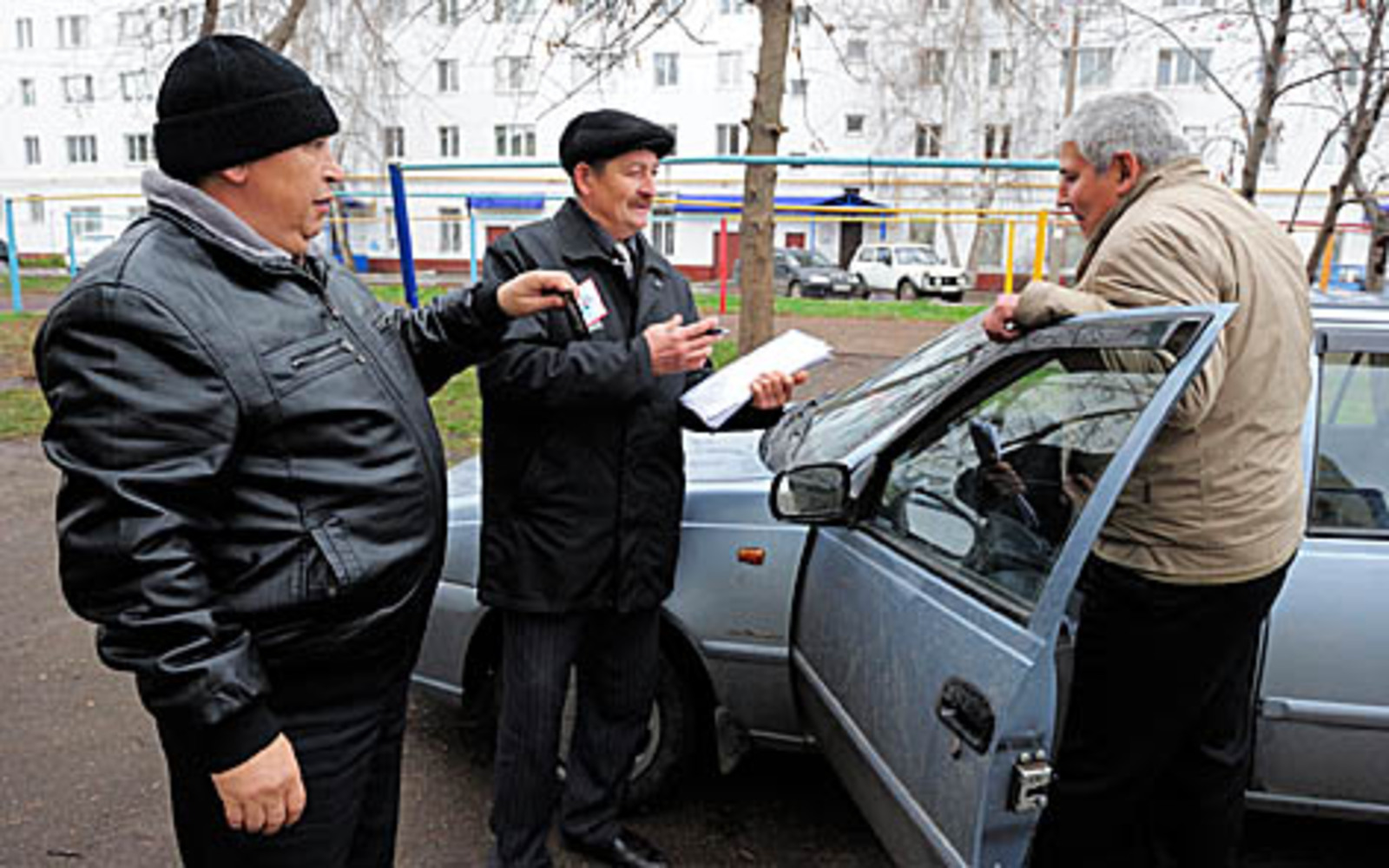 Паркуйтесь правильно, советуют сотрудники Демского отделения Центра общественной безопасности Мурат Хайретдинов и Рафик Насыров.