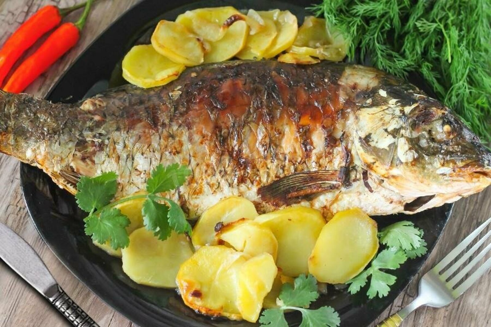 Жареная рыба с запеченными овощами. Рыбные блюда. Блюда из рыбы. Сазан в духовке. Рыба в духовке целиком.