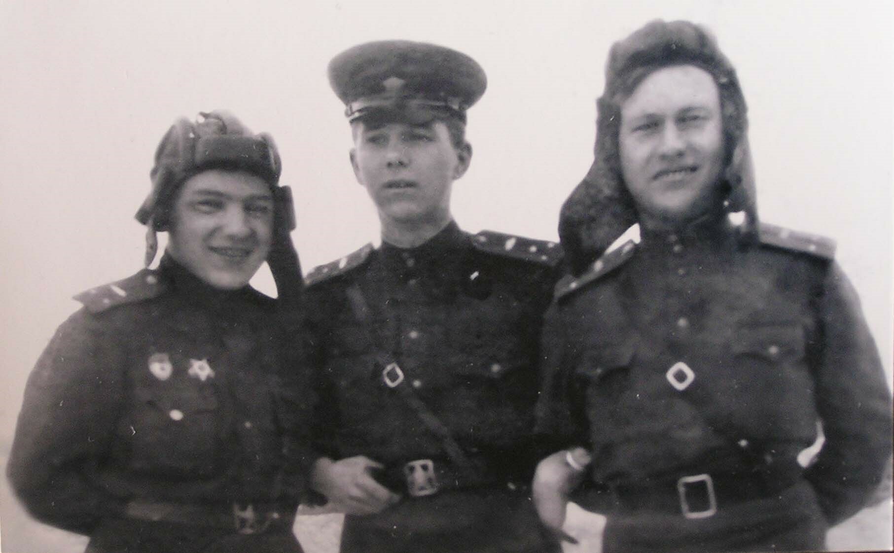 Подмосковье. Экипаж танка Т-34. Слева – Рустем Кузеев. 1943 г.