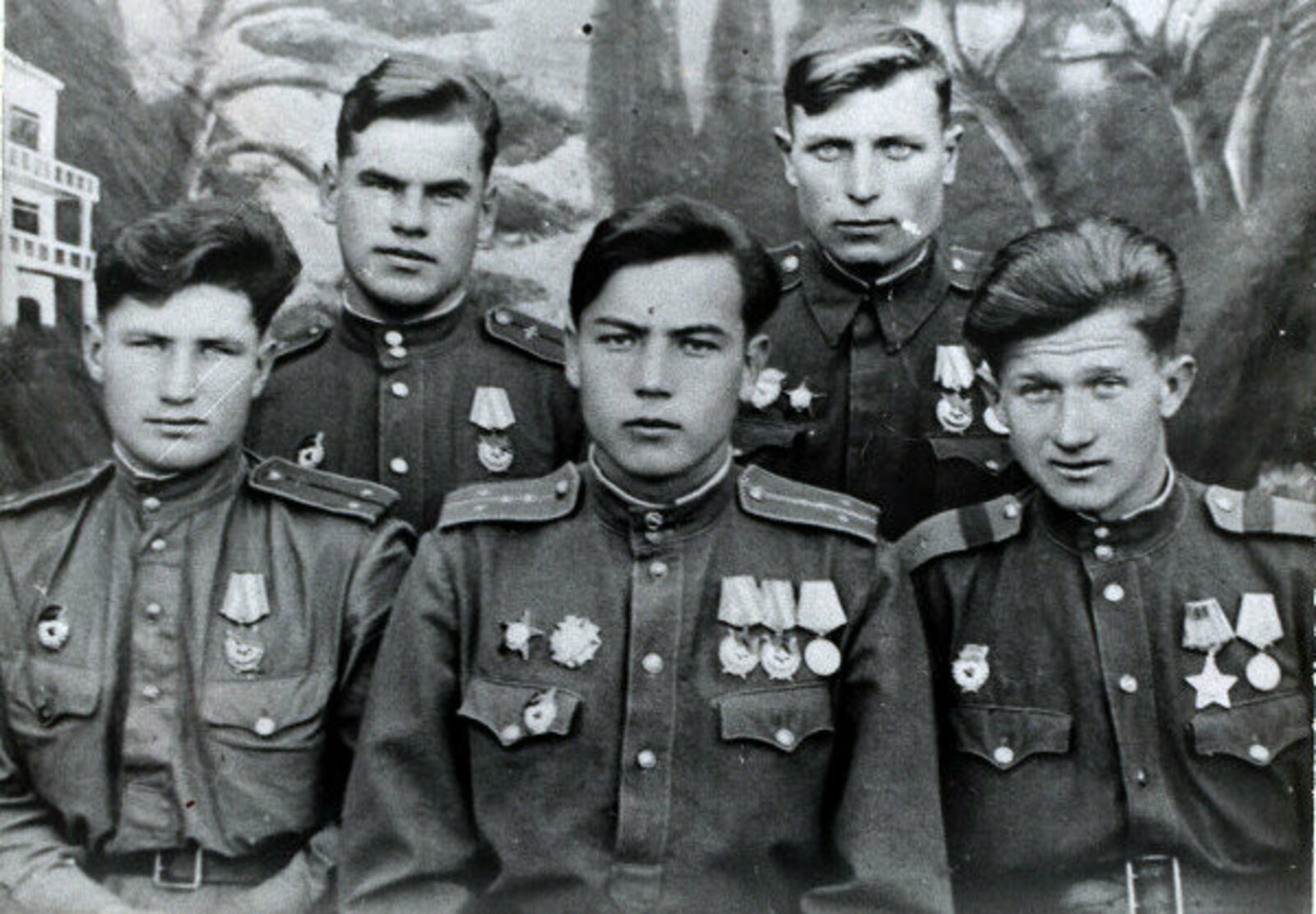 Летчики 76 гв. ШАП в доме отдыха 1-й Воздушной Армии в г. Алитус, 1944 г.: Городилов, Гареев, (стрелок), Шатило (стоит), Павлов (стрелок)