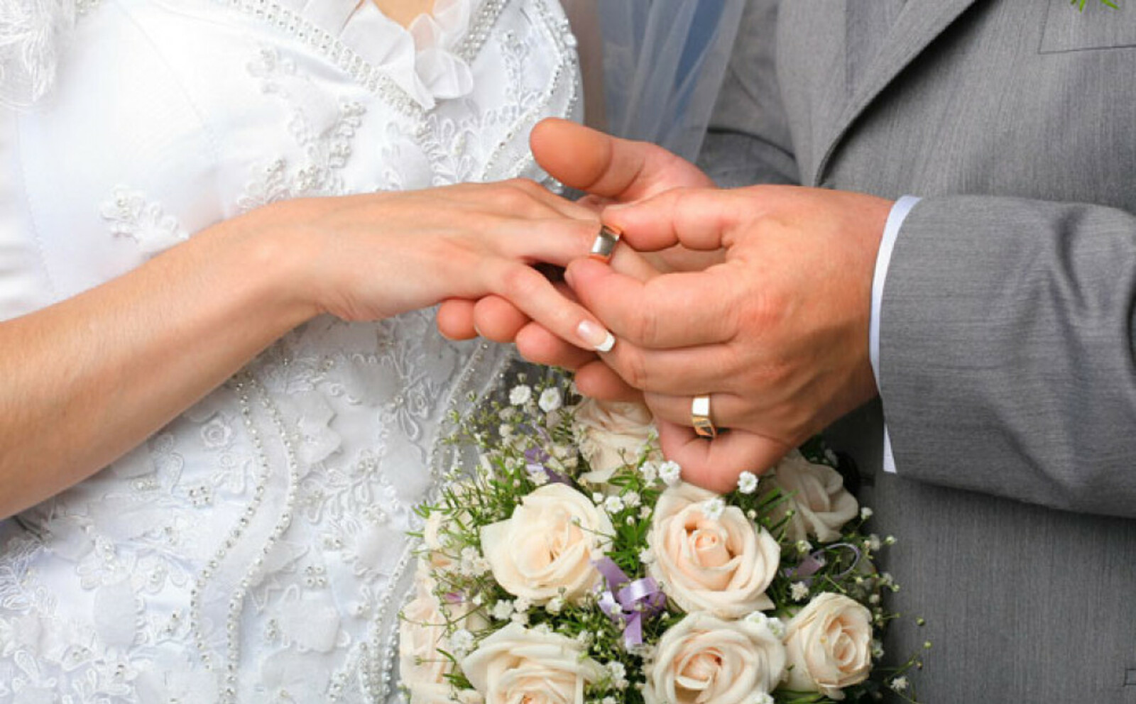 Правильное замужество. Жених надевает кольцо невесте. Обручальные кольца жених и невеста. Кольца на свадьбу. Обручальные кольца на руках жениха и невесты.